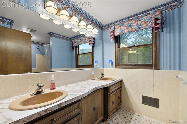 8785 Annsbury Drive, Shelby Charter Township, MI 48316
