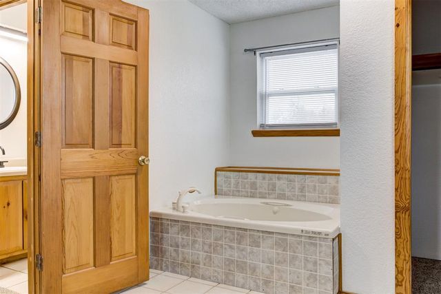 5590 E Lakeview Drive, Harrah, OK 73045