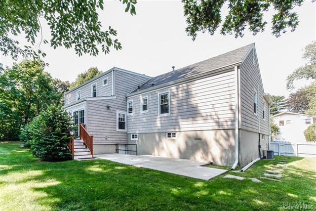 6 Oakstwain Road, Scarsdale, NY 10583