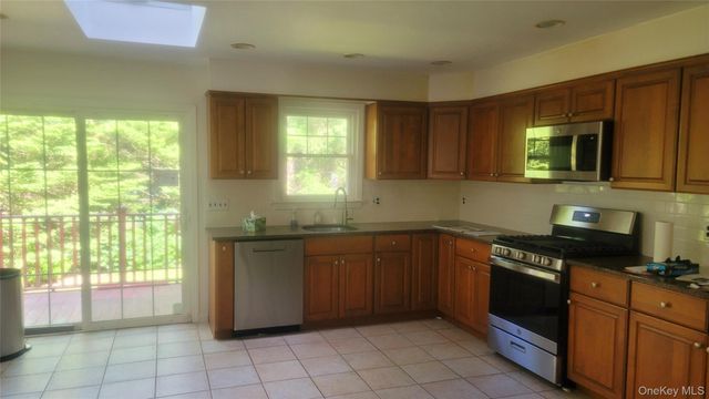 6 Oakstwain Road, Scarsdale, NY 10583