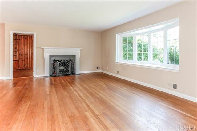 6 Oakstwain Road, Scarsdale, NY 10583