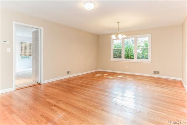 6 Oakstwain Road, Scarsdale, NY 10583