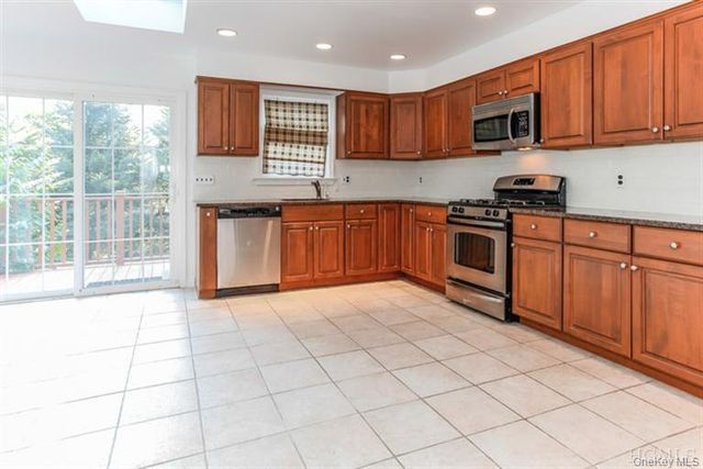 6 Oakstwain Road, Scarsdale, NY 10583