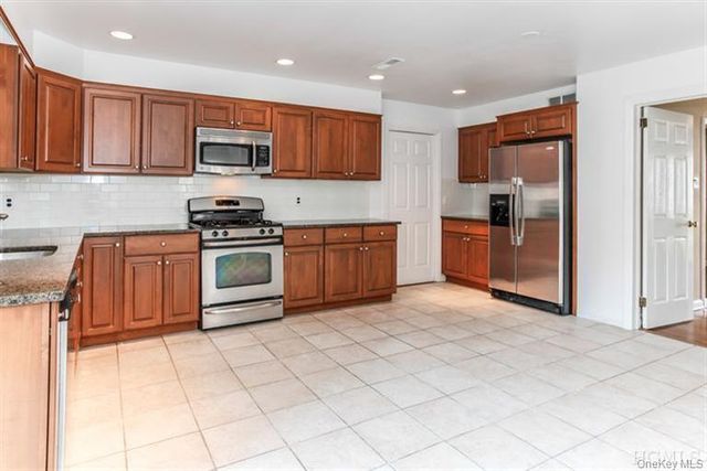 6 Oakstwain Road, Scarsdale, NY 10583
