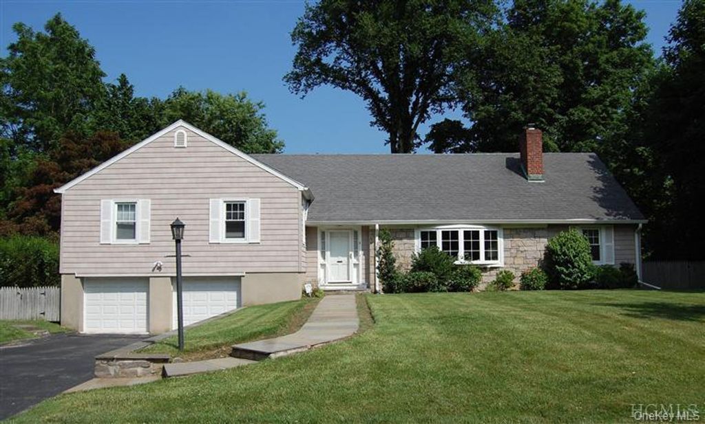 6 Oakstwain Road, Scarsdale, NY 10583
