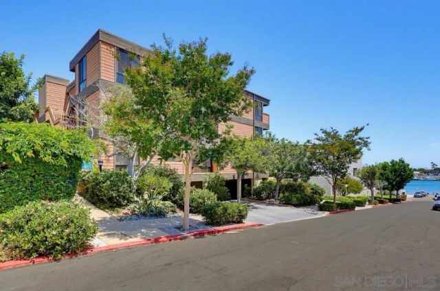 2942 Lawrence St., San Diego, CA 92106