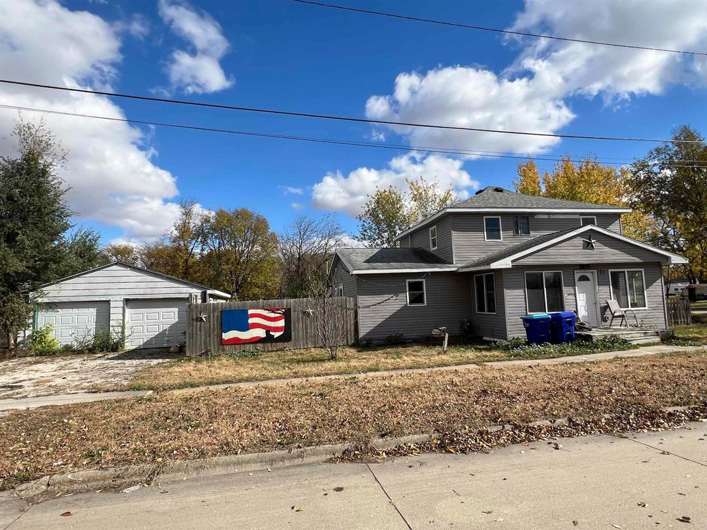 800 NE Nelson Avenue, Independence, IA 50644