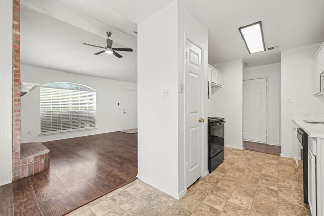 221 Los Angeles Drive, Glenn Heights, TX 75154