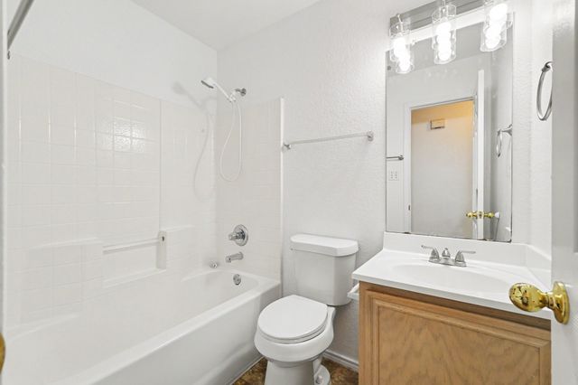 221 Los Angeles Drive, Glenn Heights, TX 75154