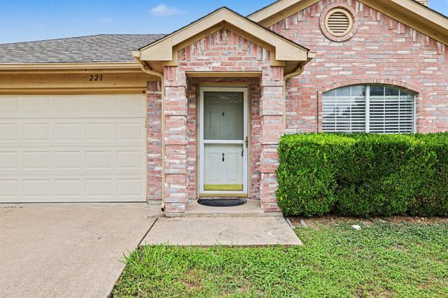 221 Los Angeles Drive, Glenn Heights, TX 75154