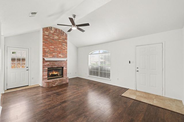 221 Los Angeles Drive, Glenn Heights, TX 75154
