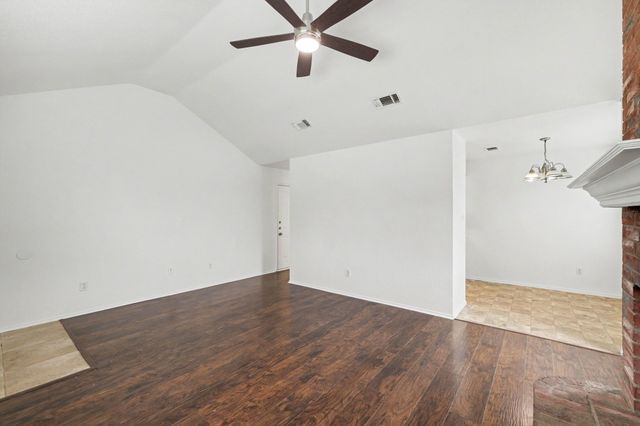 221 Los Angeles Drive, Glenn Heights, TX 75154