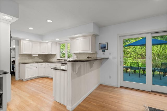 8 Friendship Lane, Buzzards Bay, MA 02532
