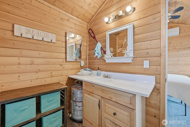 270 E Grapeview Point Road, Allyn, WA 98524