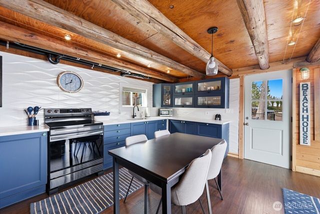 270 E Grapeview Point Road, Allyn, WA 98524