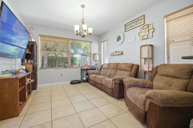 977 NE 37th Pl, Homestead, FL 33033