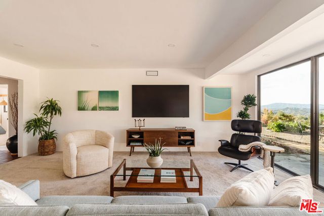 9550 Wheatland Avenue, Sunland, CA 91040