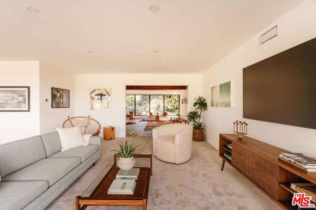 9550 Wheatland Avenue, Sunland, CA 91040