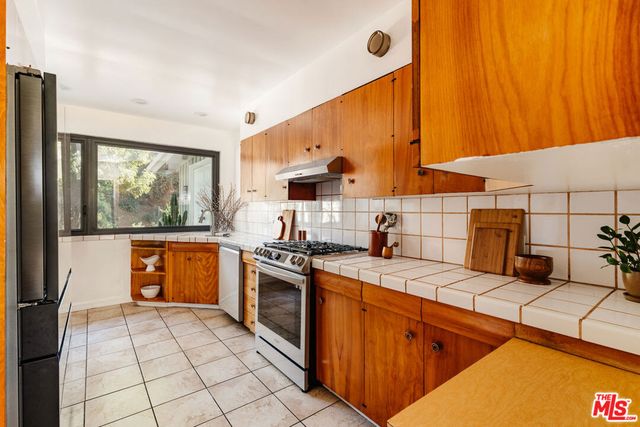 9550 Wheatland Avenue, Sunland, CA 91040