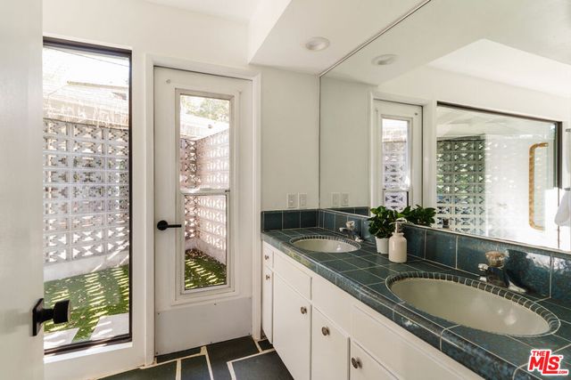 9550 Wheatland Avenue, Sunland, CA 91040