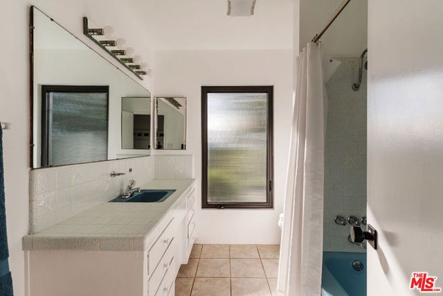 9550 Wheatland Avenue, Sunland, CA 91040