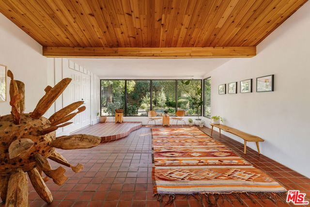 9550 Wheatland Avenue, Sunland, CA 91040