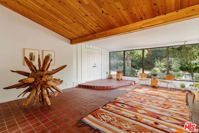 9550 Wheatland Avenue, Sunland, CA 91040