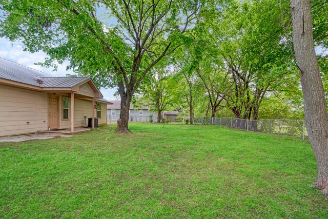 525 19th Street NW, Paris, TX 75460