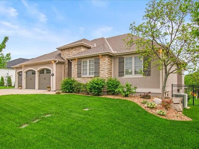 2600 NE Amanda Lane, Blue Springs, MO 64029