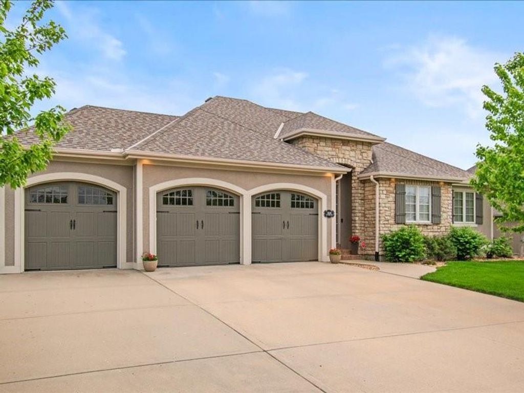 2600 NE Amanda Lane, Blue Springs, MO 64029