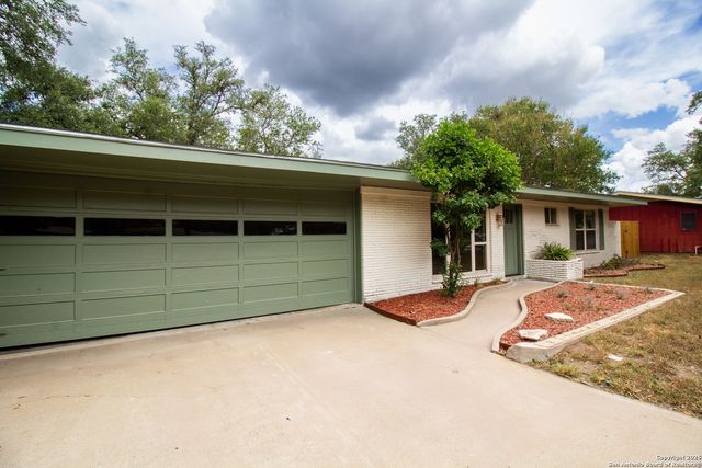 905 E Inez, Beeville, TX 78102