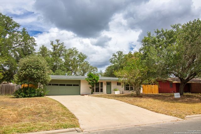 905 E Inez, Beeville, TX 78102