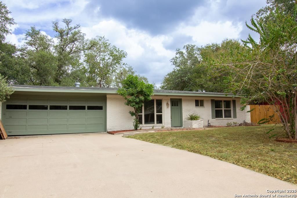 905 E Inez, Beeville, TX 78102