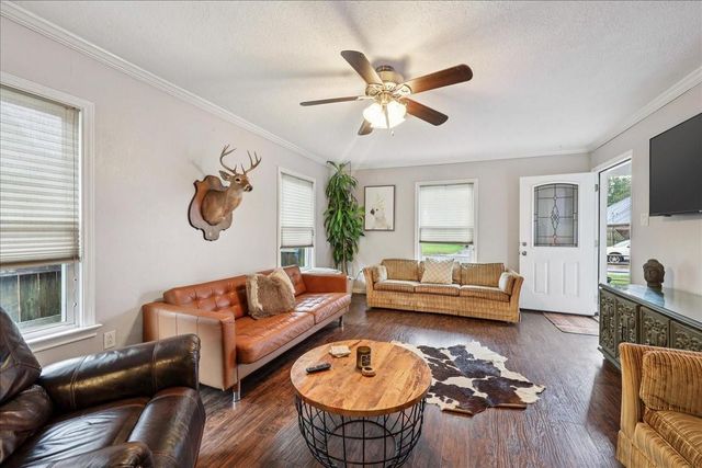 1118 West Drive, Port Neches, TX 77651