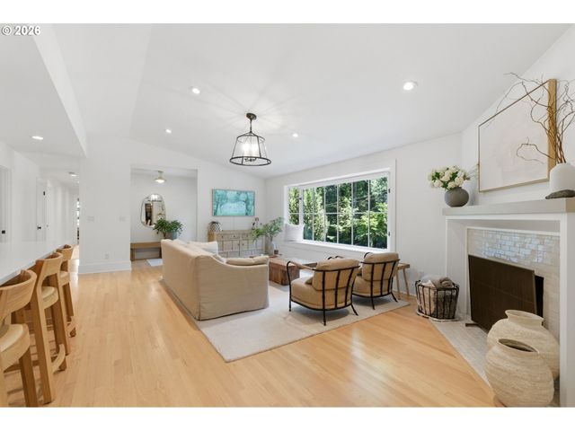 1685 Sw MIDVALE Rd, Portland, OR 97219