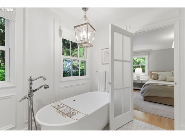 1685 Sw MIDVALE Rd, Portland, OR 97219