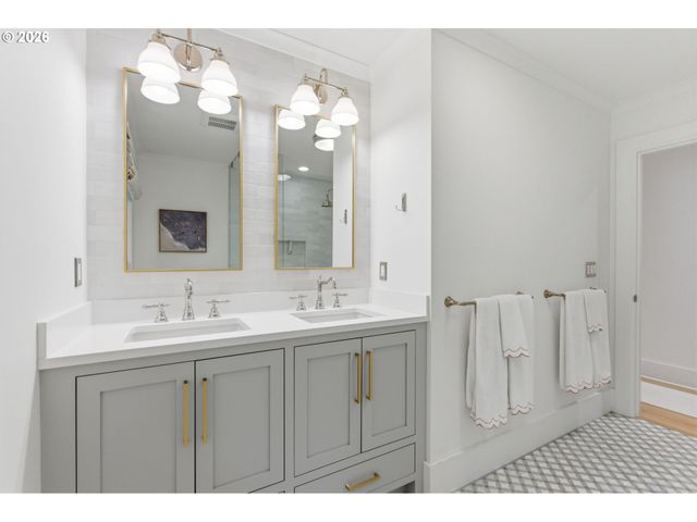 1685 Sw MIDVALE Rd, Portland, OR 97219