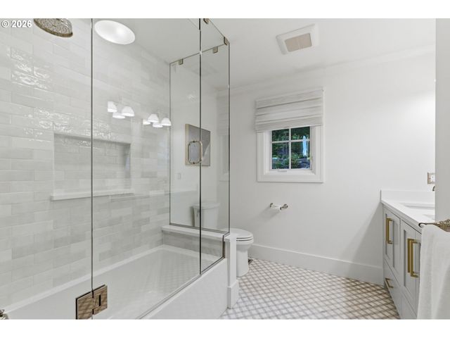 1685 Sw MIDVALE Rd, Portland, OR 97219