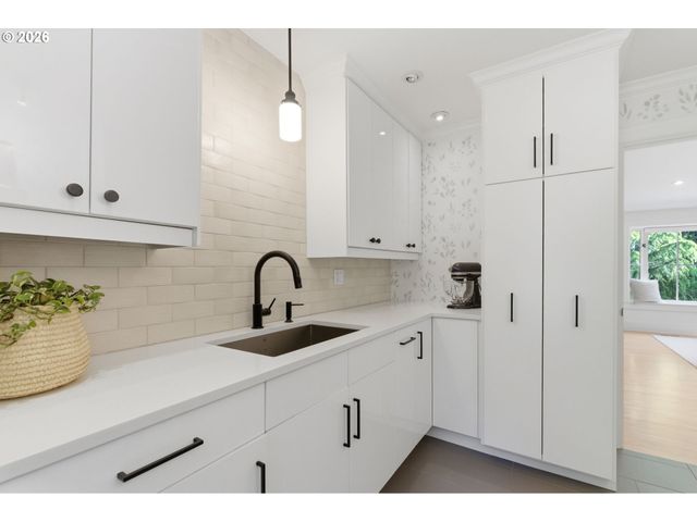 1685 Sw MIDVALE Rd, Portland, OR 97219