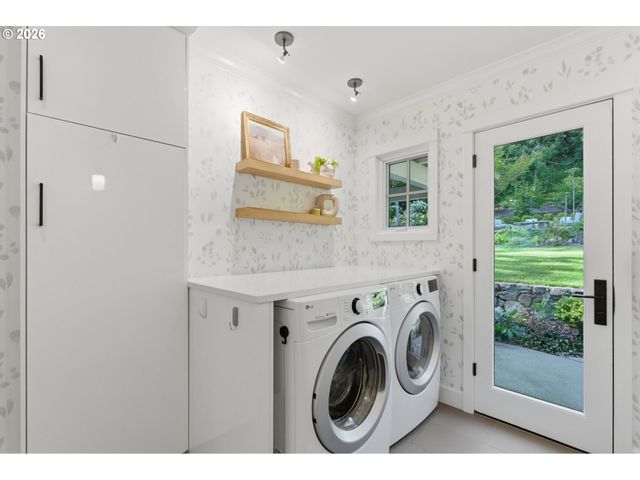 1685 Sw MIDVALE Rd, Portland, OR 97219