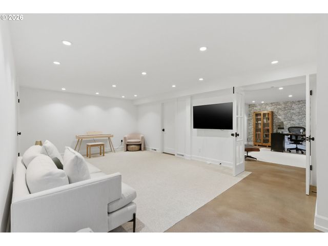 1685 Sw MIDVALE Rd, Portland, OR 97219