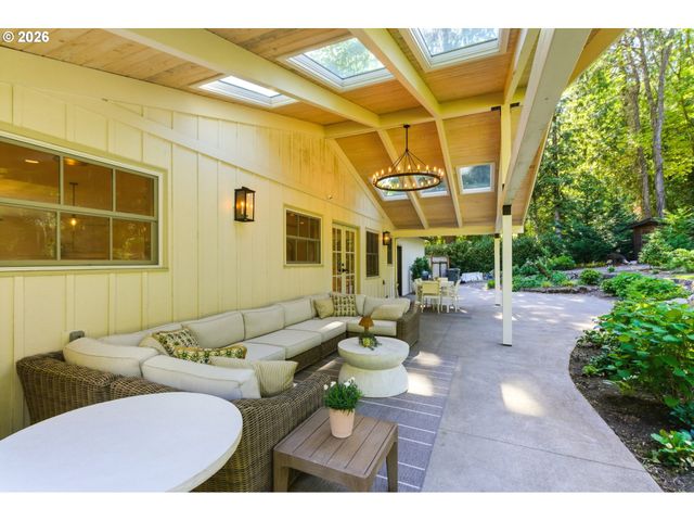 1685 Sw MIDVALE Rd, Portland, OR 97219