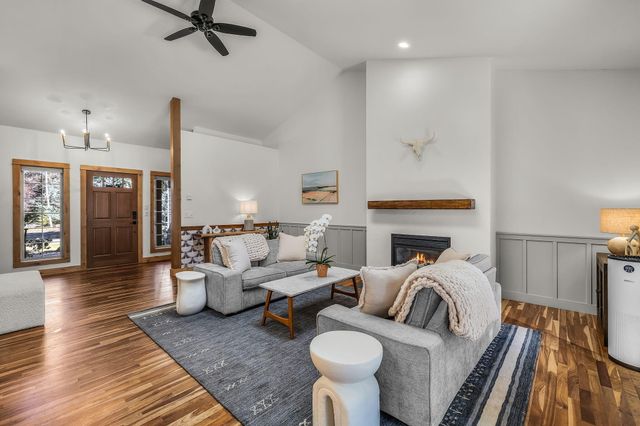 1117 E Creekside Court, Sisters, OR 97759