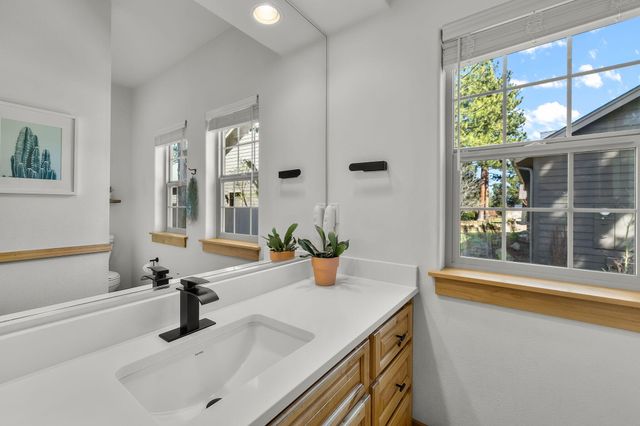 1117 E Creekside Court, Sisters, OR 97759