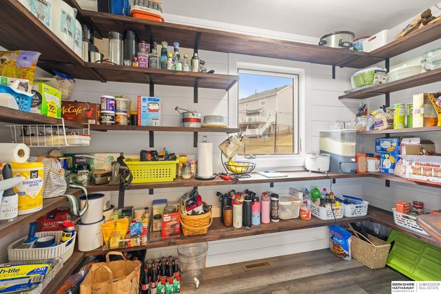 10016 Floyd Street, La Vista, NE 68128