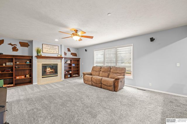 10016 Floyd Street, La Vista, NE 68128