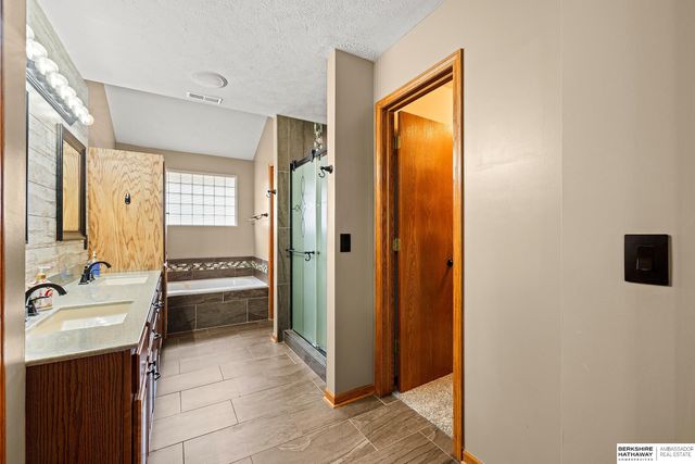 10016 Floyd Street, La Vista, NE 68128