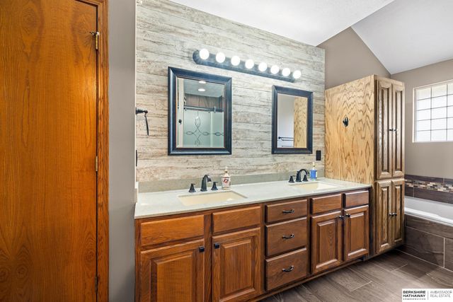 10016 Floyd Street, La Vista, NE 68128