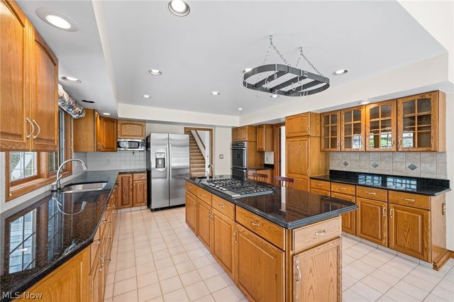 800 Hardwood Court, Mayfield Village, OH 44040