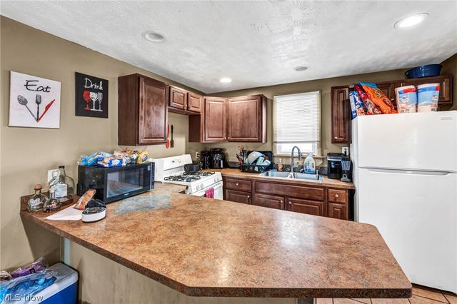 7914 Dorver Avenue, Cleveland, OH 44105